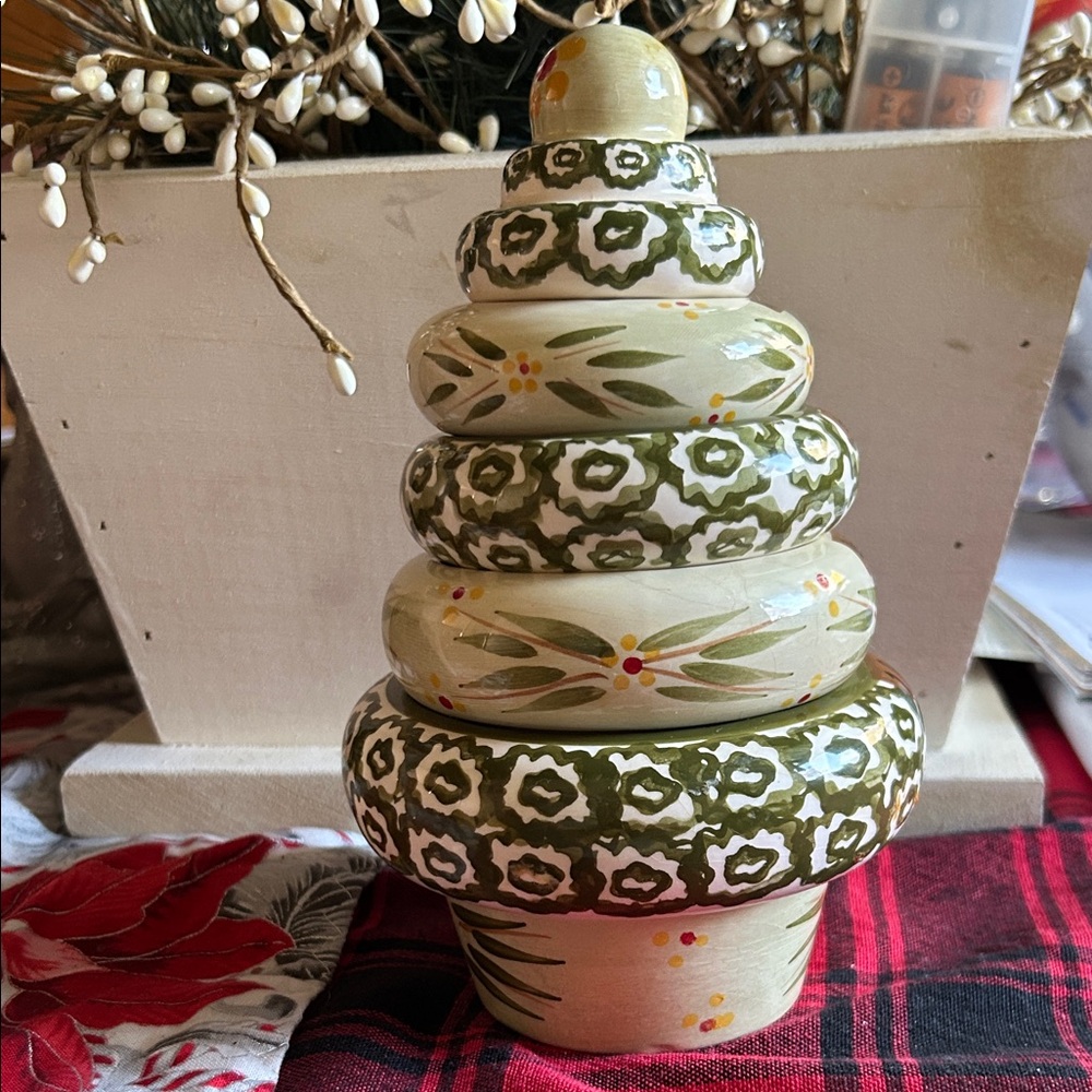 Temptations Green and Cream Measuring Cups - Picture 4 of 15